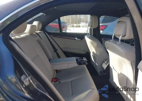 2011 Mercedes-Benz C 300 Sport 4Matic z USA, uszkodzony, nr VIN WDDGF8BB2BR141652